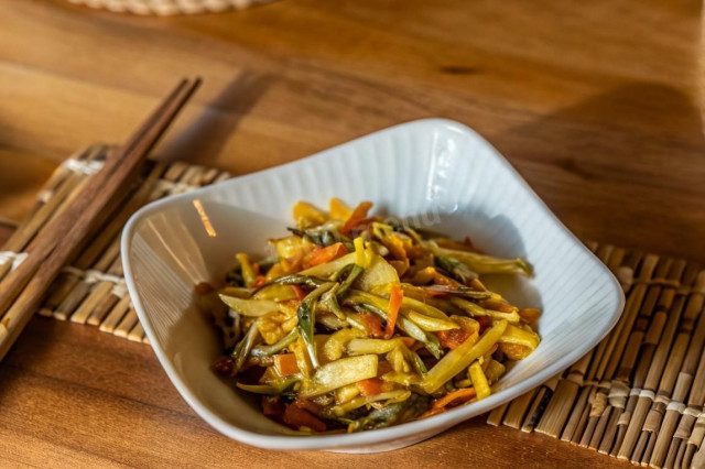 Салат морская капуста с морковкой по корейски