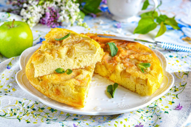 Шарлотка на сковороде с яблоками