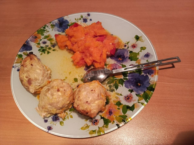 рагу из тыквы и куриные котлеты с кабачком