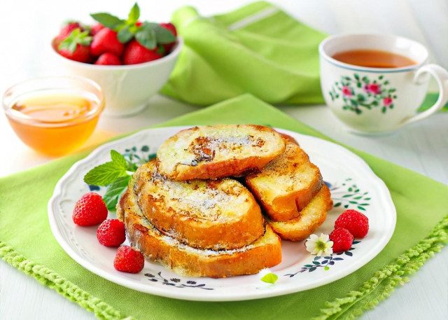 Гренки из батона на сковороде с яйцом и молоком