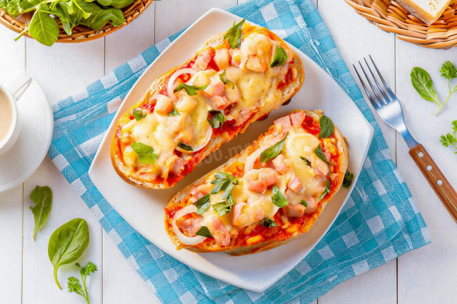 Мини пицца на батоне в духовке