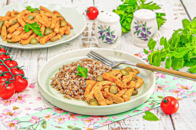 Свинина с солеными огурцами на сковороде