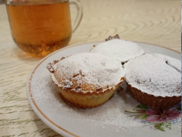 Маффины шоколадные на йогурте с клубникой