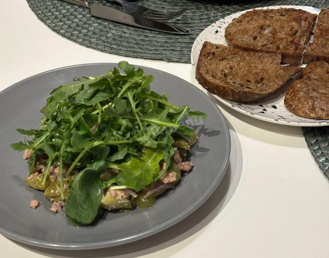 Салат с печенью трески и виноградом