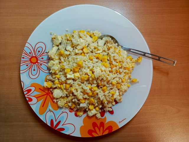 бурый рис с курицей, кукурузой и яйцом