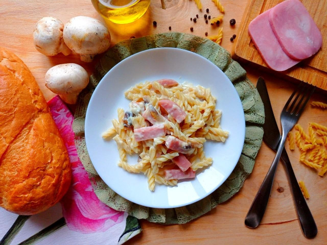 Паста с ветчиной и грибами