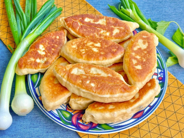 Пирожки на кефире с зеленым луком и яйцом без дрожжей