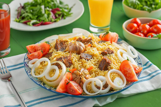 Плов в казане из говядины на плите