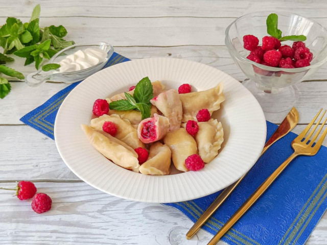 Вареники с малиной из теста на кефире