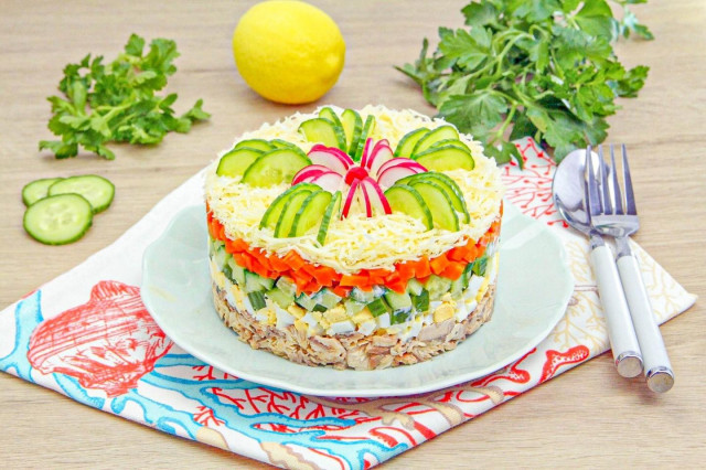 Салат с горбушей и огурцом