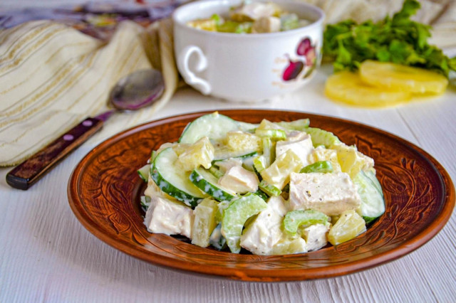 Салат с сельдереем и куриной грудкой
