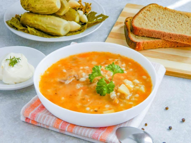 Рассольник с тушенкой и перловкой