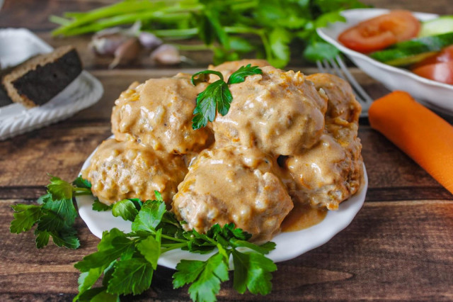 Ежики из фарша с рисом в сметане