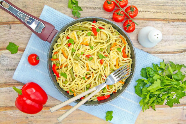 Домашняя лапша с курицей и овощами