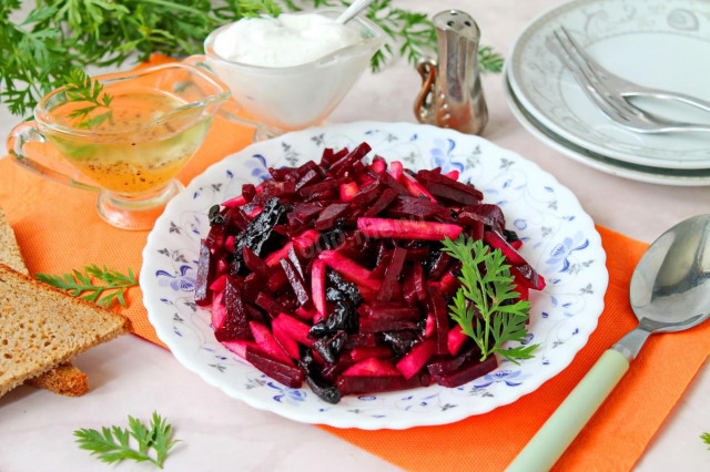 Салат из вареной свеклы с черносливом и яблоками