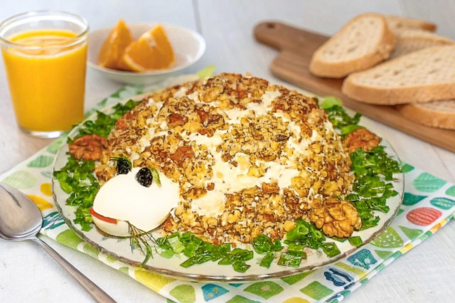 Салат Черепаха с курицей грецкими орехами и яблоками