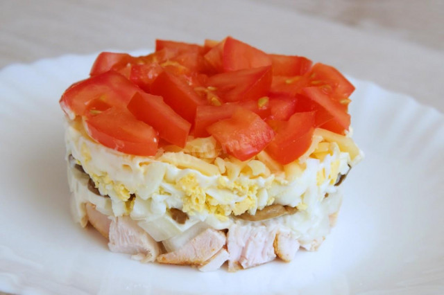 Салат Любимый с помидорами и шампиньонами