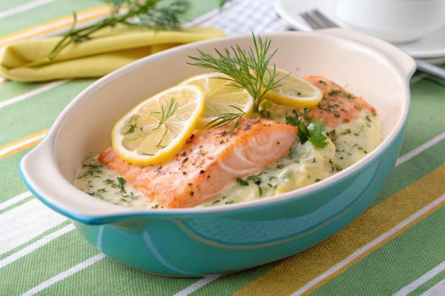 Нежная форель в сметане в духовке