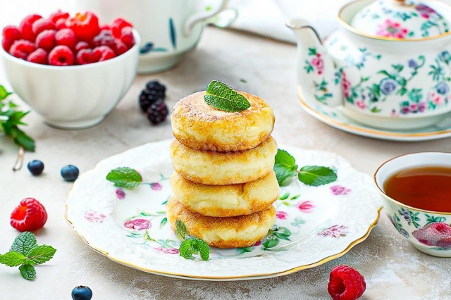 Пышные сырники с манкой на сковороде классические