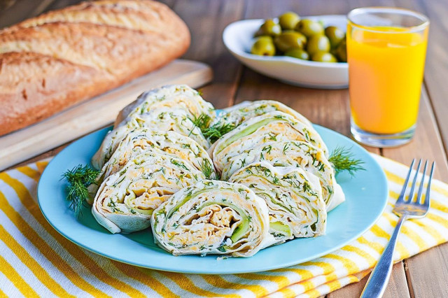 Рулет из лаваша с яйцом и огурцом