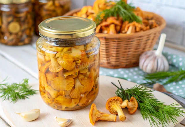Лисички на зиму в банках с чесноком и укропом