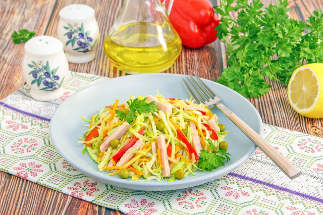 Салат с капустой и ветчиной