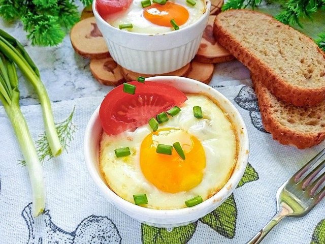 Яйцо кокот с колбасой и сыром