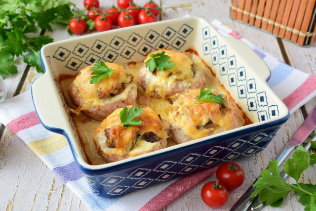 Стожки из фарша с грибами и сыром в духовке