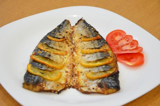 Рыба с базиликом, кунжутом, орегано и чесноком в духовке