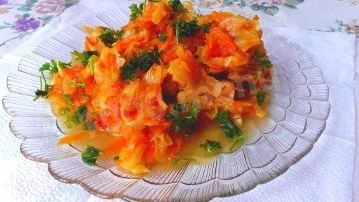 Капуста тыква морковка лук тушеные с помидорами в сковороде