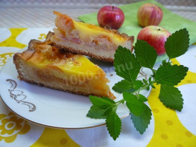 Яблочный пирог Неженка с творогом и сметанной заливкой