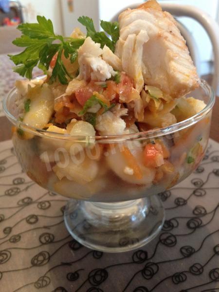Салат рыбный с фасолью и овощами