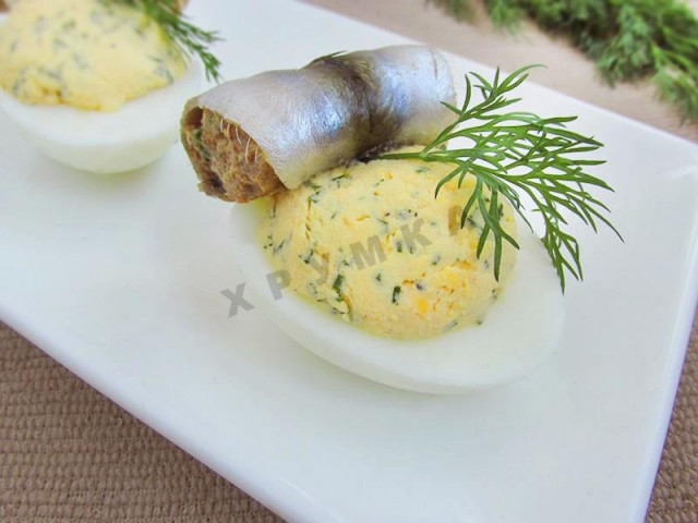 Фаршированные яйца с рулетиками из малосольной кильки