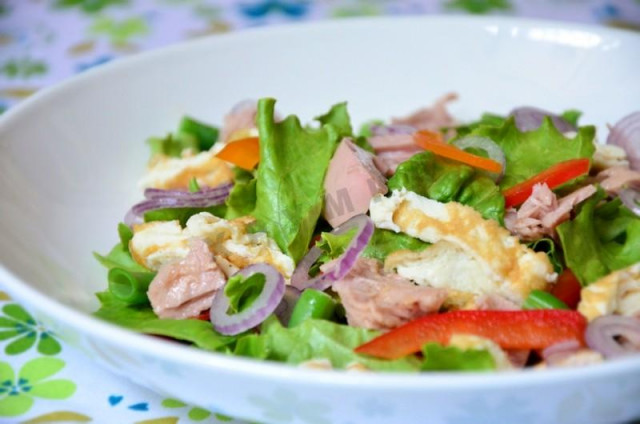 Салат с тунцом зеленой фасолью и омлетом