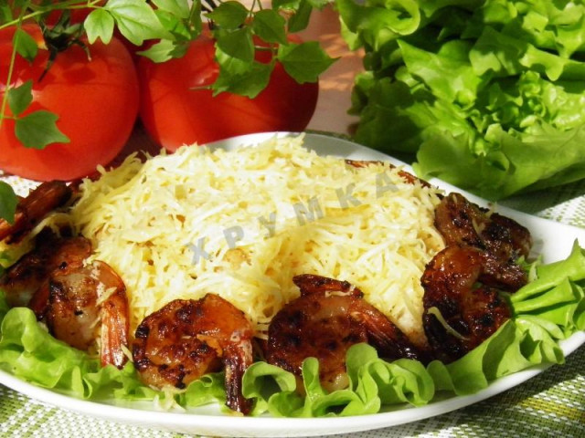 Салат с жареными королевскими креветками, сыром и майонезом