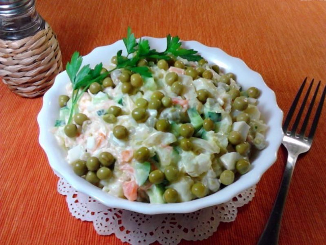 Салат из квашеной капусты с картошкой огурцами