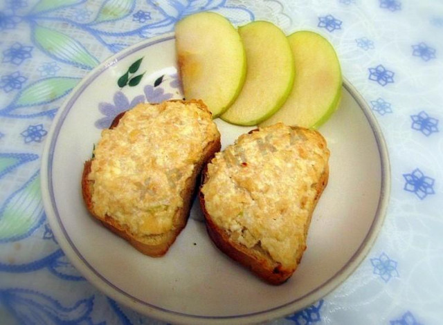Бутерброды с творожно-яблочной массой