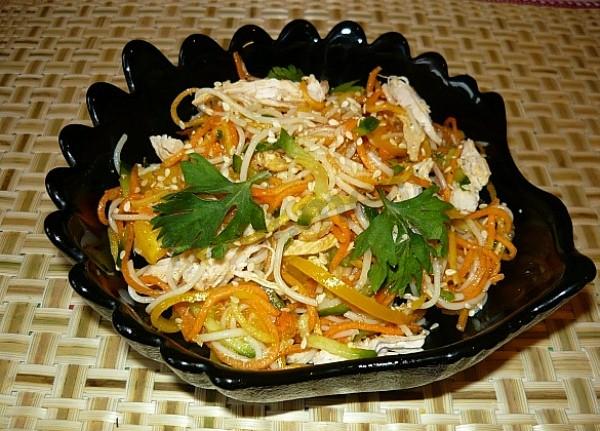 Салат из рисовой лапши с овощами и курицей