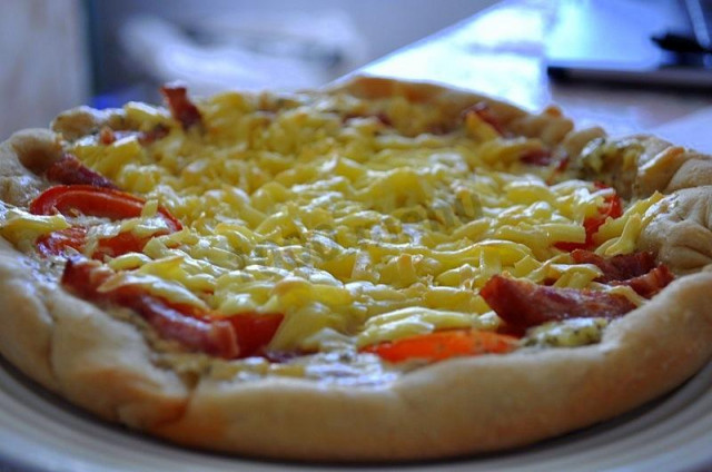 Мясная пицца с белым соусом в мультиварке