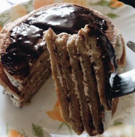 Блинный торт с бананами шоколадоми и овсяной мукой