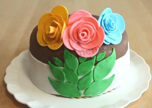 Торт бисквит с цветами из мастики