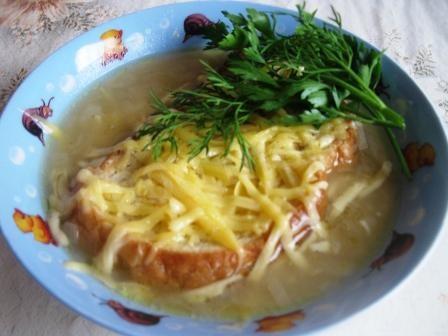 Луковый суп с сыром и гренками