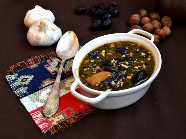 Суп из авелука с орехами и черносливом