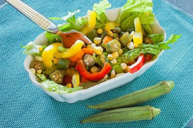 Салат с бамией и свежими овощами
