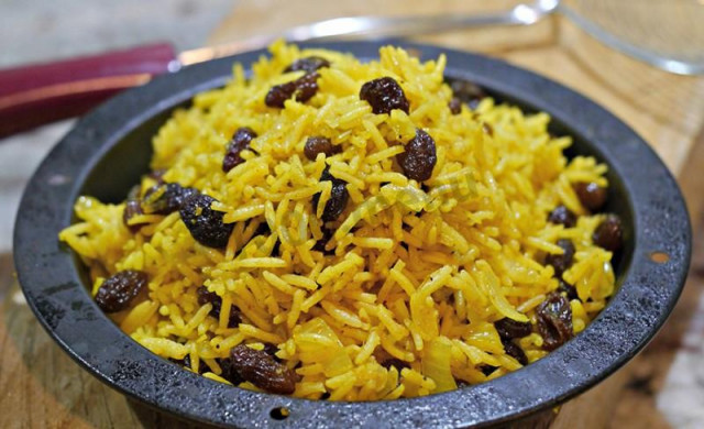 Рис басмати с изюмом и пряностями по-индийски