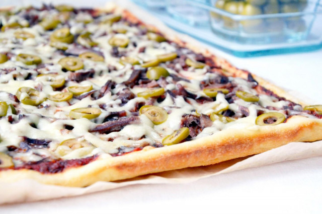 Пицца с говяжьим языком и оливками