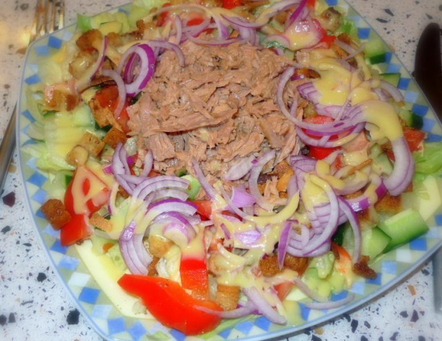 Салат с тунцом консервированным и майонезом
