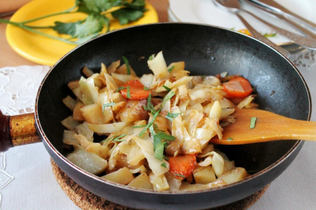 Капуста с картошкой, луком и морковью жареные на сковороде