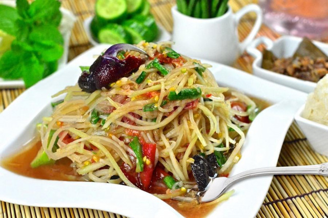 Тайский салат из папайи