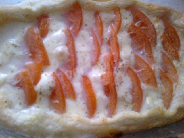 Сырный пирог с моцареллой и помидорами